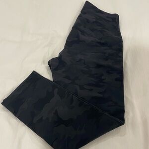 Lululemon black camo wunder under
Need to downsize - reasonable offers accepted